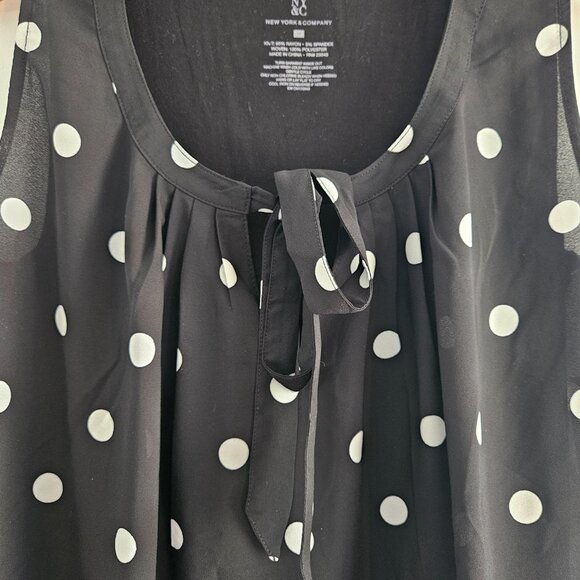 Women's New York & Company Sleeveless Scoopneck Polka Dot Medium Blouse NWT - Picture 3 of 7